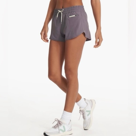 Women’s xsmall gray Vuori clementine 2.5” shorts - Picture 2 of 6